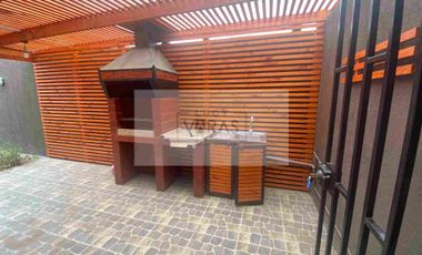 Se vende departamento duplo en primer piso con patio.