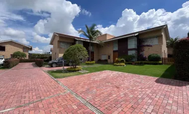 ZONA VERDE PRIVADA Y BUENA UBICACION