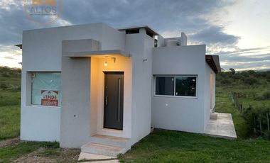 CASA 2 DORMITORIOS-PILETA-COCHERA-TERRENO 1.000M2-ESCRITURA-B° RESIDENCIAS ORIGINALES-POTRERO DE GARAY-CORDOBA