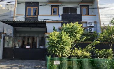 DIJUAL RUMAH MINIMALIS 3 LANTAI HADAP UTARA AKSES JALAN UTAMA DI TAMAN SURYA