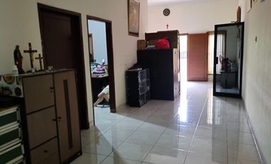 DIJUAL RUMAH MINIMALIS 3 LANTAI HADAP UTARA AKSES JALAN UTAMA DI TAMAN SURYA