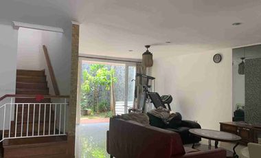 Disewakan Rumah 2 Lt 10 x 22 m2 di Green Court Cengkareng ada 4+1 kt 3+1 km semi furniture, hadap utara, carport 2 mobil, survei & nego yuk!!