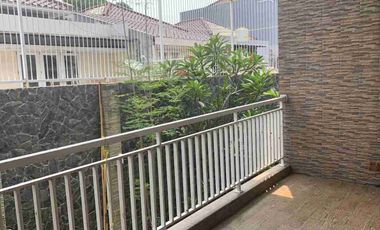 Disewakan Rumah 2 Lt 10 x 22 m2 di Green Court Cengkareng ada 4+1 kt 3+1 km semi furniture, hadap utara, carport 2 mobil, survei & nego yuk!!