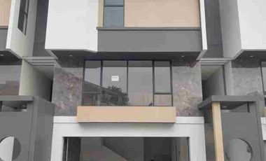 Rumah  Mewah on progress 50% 3 Lantai Desain Modern Di Setra Duta Bandung Utara