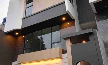 Rumah  Mewah on progress 50% 3 Lantai Desain Modern Di Setra Duta Bandung Utara