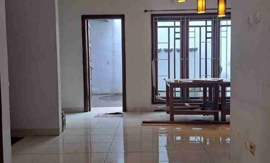 Disewakan Rumah 2 Lantai Rapih Lingkungan Nyaman, Strategis, Tangerang Kota