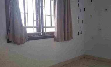 Disewakan Rumah 2 Lantai Rapih Lingkungan Nyaman, Strategis, Tangerang Kota