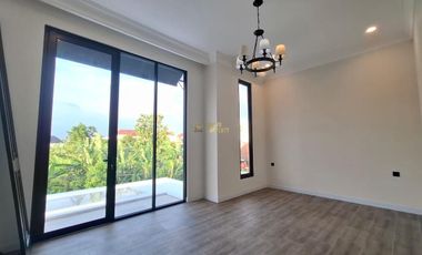 RUMAH MEWAH SIAP HUNI FURNISHED DI MAGUWOHARJO