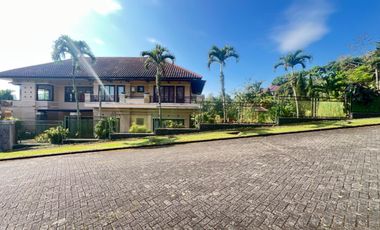 Villa Puncak Prigen 3kavling luas 2.500m2 bangunan 700m2 ada 6 kamar,gasebo,kolam ikan