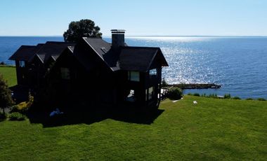 Espectacular casa frente al Lago Llanquihue, con acceso directo a playa de 200 metros