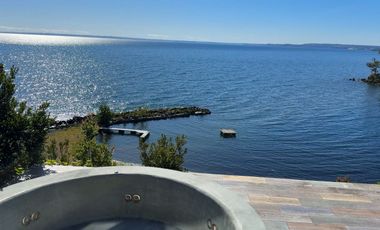 Espectacular casa frente al Lago Llanquihue, con acceso directo a playa de 200 metros