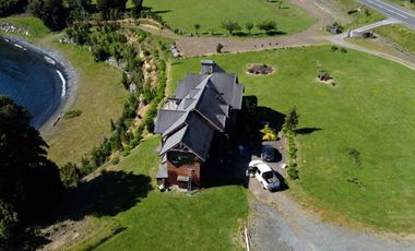Espectacular casa frente al Lago Llanquihue, con acceso directo a playa de 200 metros