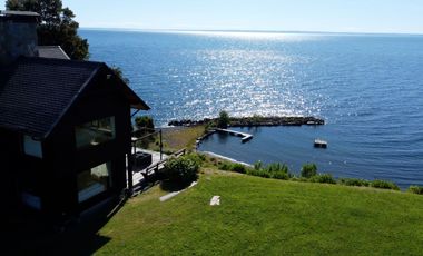 Espectacular casa frente al Lago Llanquihue, con acceso directo a playa de 200 metros