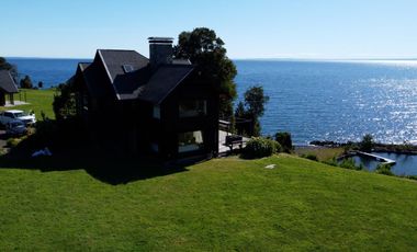 Espectacular casa frente al Lago Llanquihue, con acceso directo a playa de 200 metros