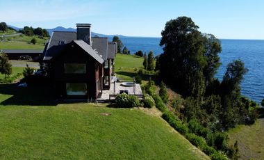 Espectacular casa frente al Lago Llanquihue, con acceso directo a playa de 200 metros