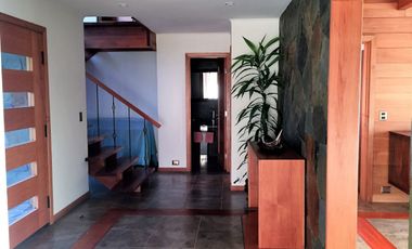Espectacular casa frente al Lago Llanquihue, con acceso directo a playa de 200 metros