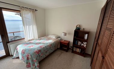 Espectacular casa frente al Lago Llanquihue, con acceso directo a playa de 200 metros