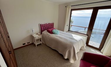 Espectacular casa frente al Lago Llanquihue, con acceso directo a playa de 200 metros