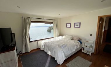 Espectacular casa frente al Lago Llanquihue, con acceso directo a playa de 200 metros