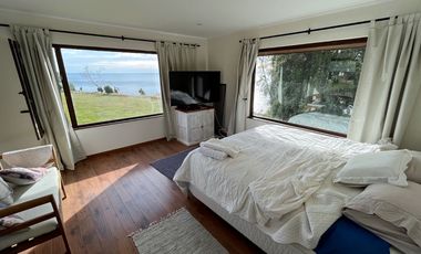 Espectacular casa frente al Lago Llanquihue, con acceso directo a playa de 200 metros