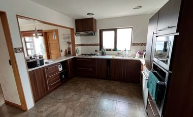 Espectacular casa frente al Lago Llanquihue, con acceso directo a playa de 200 metros