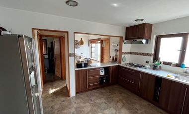 Espectacular casa frente al Lago Llanquihue, con acceso directo a playa de 200 metros