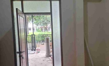rumah Taman Surya 5 dekat pasar Laris 2 lantai Sdh renov siap huni