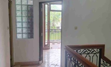 rumah Taman Surya 5 dekat pasar Laris 2 lantai Sdh renov siap huni