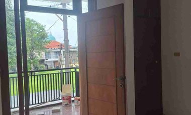 rumah Taman Surya 5 dekat pasar Laris 2 lantai Sdh renov siap huni