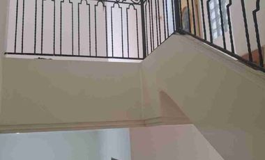rumah Taman Surya 5 dekat pasar Laris 2 lantai Sdh renov siap huni