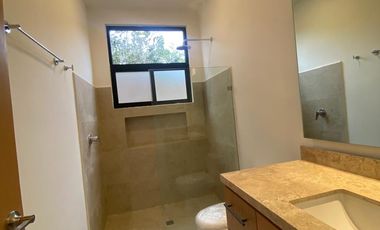 CASA NUEVA EN VENTA, EN PRIVADA RESIDENCIAL, CHOLUL ZONA NORTE DE MÉRIDA