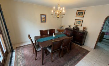 VENTA DE CASA CON JARDÍN CERCA A PARQUE - CASUARINAS