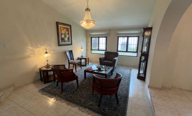 VENTA DE CASA CON JARDÍN CERCA A PARQUE - CASUARINAS