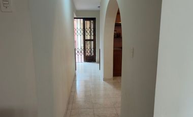 VENTA DE CASA CON JARDÍN CERCA A PARQUE - CASUARINAS