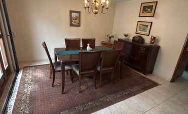 VENTA DE CASA CON JARDÍN CERCA A PARQUE - CASUARINAS
