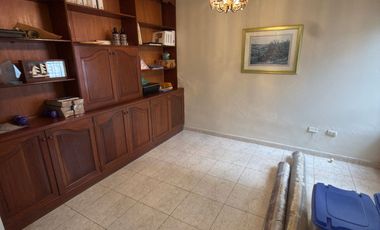 VENTA DE CASA CON JARDÍN CERCA A PARQUE - CASUARINAS