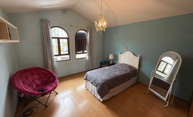 VENTA DE CASA CON JARDÍN CERCA A PARQUE - CASUARINAS