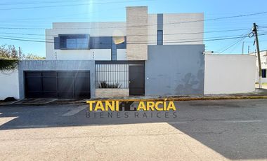 Vendo moderna casa en esquina en Fortín muy buena iluminación!!