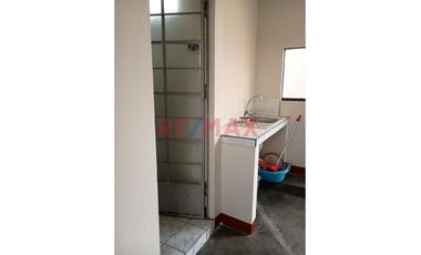 🔑 ¡Ocasión Única! Se Vende Departamento Duplex En Zona Exclusiva – Urb. Las Flores, S.J.L.