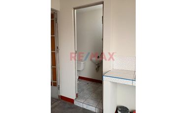 🔑 ¡Ocasión Única! Se Vende Departamento Duplex En Zona Exclusiva – Urb. Las Flores, S.J.L.