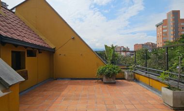 Venta de apartamento dúplex, 3 alcobas y terraza. Envigado, Zúñiga