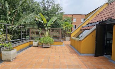 Venta de apartamento dúplex, 3 alcobas y terraza. Envigado, Zúñiga