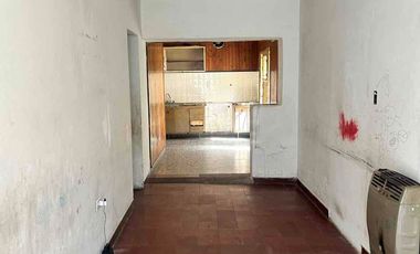 inversión!!! lote de 500 M2 aprox con casa a refaccionar zona céntrica