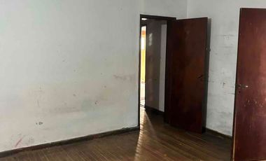 inversión!!! lote de 500 M2 aprox con casa a refaccionar zona céntrica