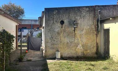 inversión!!! lote de 500 M2 aprox con casa a refaccionar zona céntrica