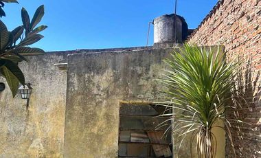 inversión!!! lote de 500 M2 aprox con casa a refaccionar zona céntrica