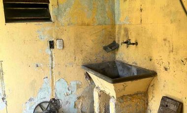 inversión!!! lote de 500 M2 aprox con casa a refaccionar zona céntrica