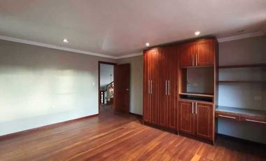 Casa en renta ideal para instituciones o vivienda diagonal al Supermaxi Challuabamba Cuenca.