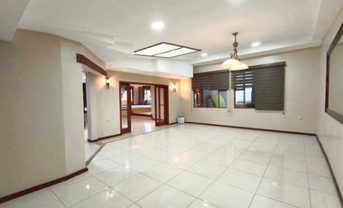 Casa en renta ideal para instituciones o vivienda diagonal al Supermaxi Challuabamba Cuenca.