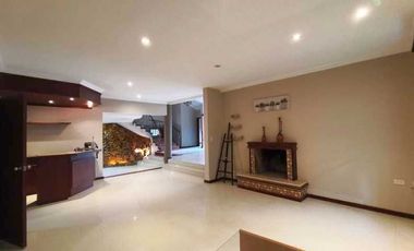 Casa en renta ideal para instituciones o vivienda diagonal al Supermaxi Challuabamba Cuenca.